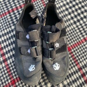 Evolv climbing shoes 9.5